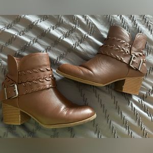 Style & Co brown Dyanaa booties women’s size 9.5
